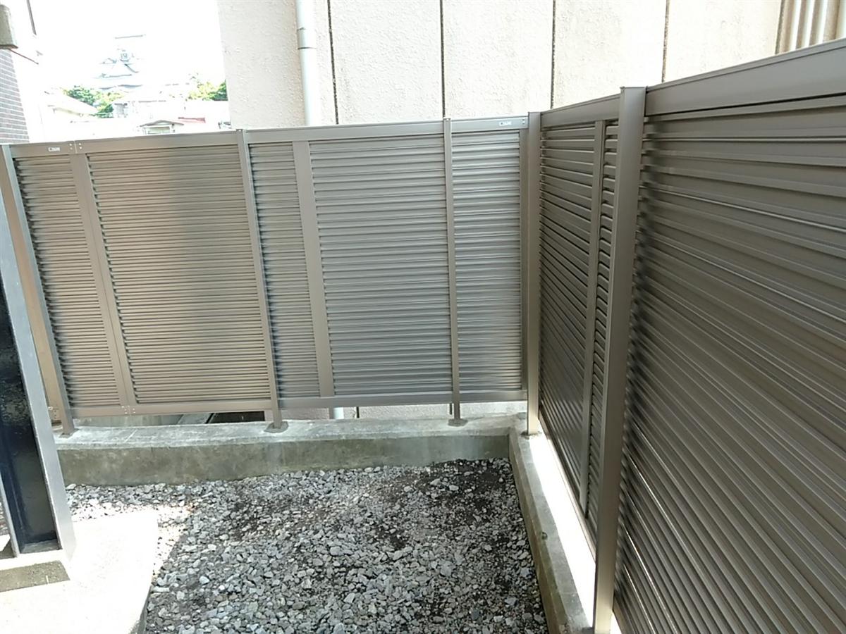 設置後のアルミ製の目隠しフェンス（角の部分）