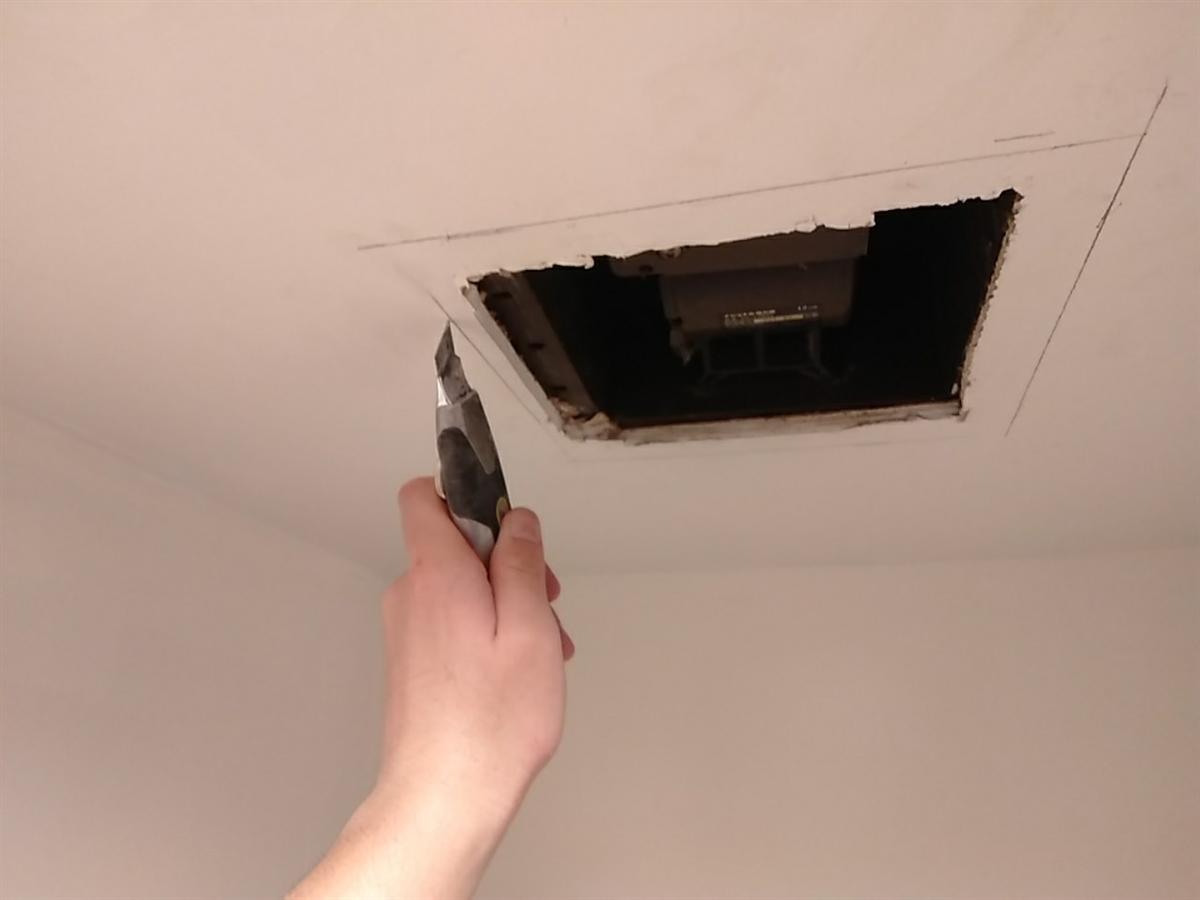 既存の換気扇を取り外している作業